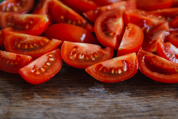 Tomatenstücke auf einem Holzbrett Gehackte Tomatenstücke Texturmuster