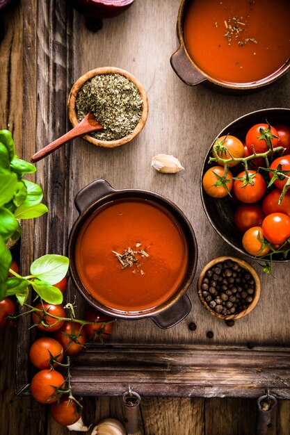 Foto tomatensuppe auf holz