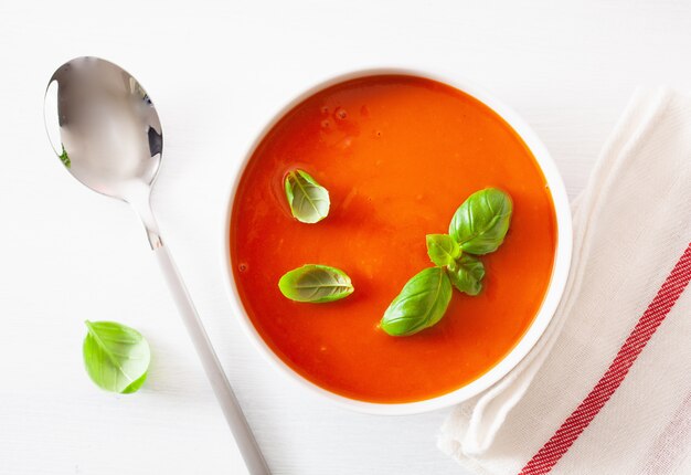 Foto tomatensuppe flach lag auf weißem backgorund