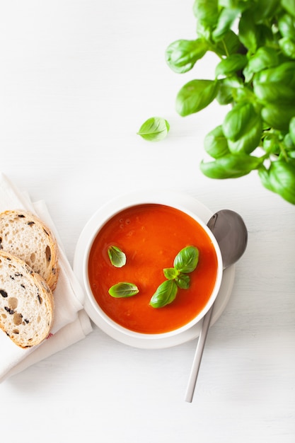 Tomatensuppe flach lag auf weißem Backgorund