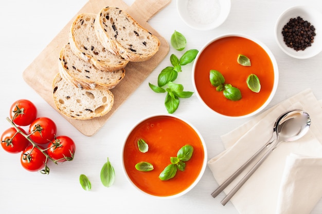 Tomatensuppe flach lag auf weißem Backgorund