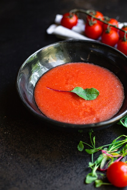 Tomatensuppe Gazpacho in einem Teller