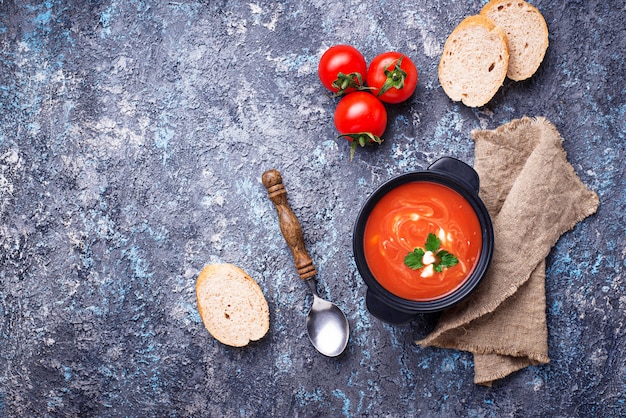 Tomatensuppe Gazpacho in Schmorpfanne