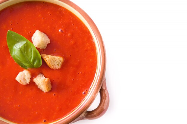 Foto tomatensuppe in der braunen schüssel lokalisiert auf weiß