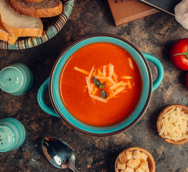 Tomatensuppe in einer Schüssel