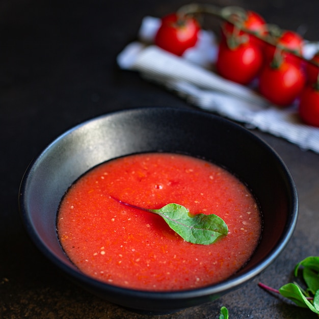 Tomatensuppe Karotten oder Paprika Gemüse Gazpacho Portion in Teller