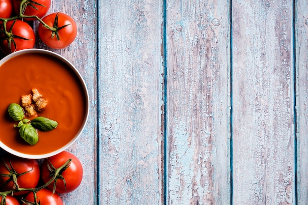 Tomatensuppe mit Basilikum in einer Schüssel