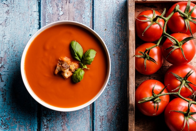 Tomatensuppe mit Basilikum in einer Schüssel