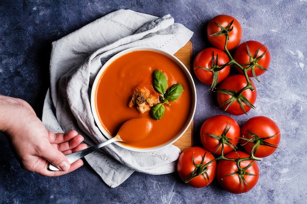 Tomatensuppe mit Basilikum in einer Schüssel