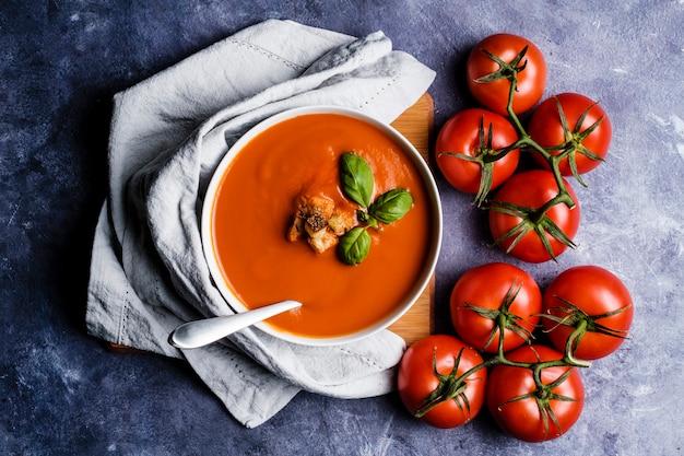 Tomatensuppe mit Basilikum in einer Schüssel