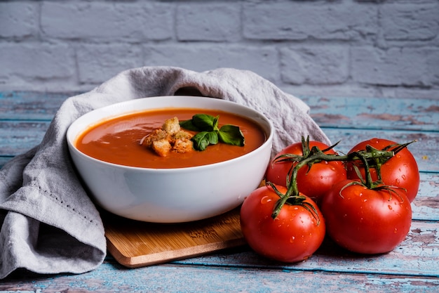 Tomatensuppe mit Basilikum in einer Schüssel