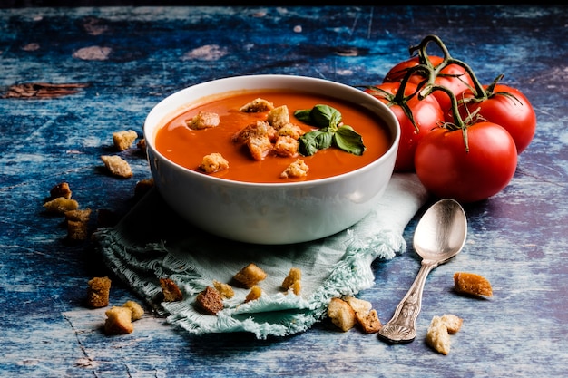 Tomatensuppe mit Basilikum in einer Schüssel