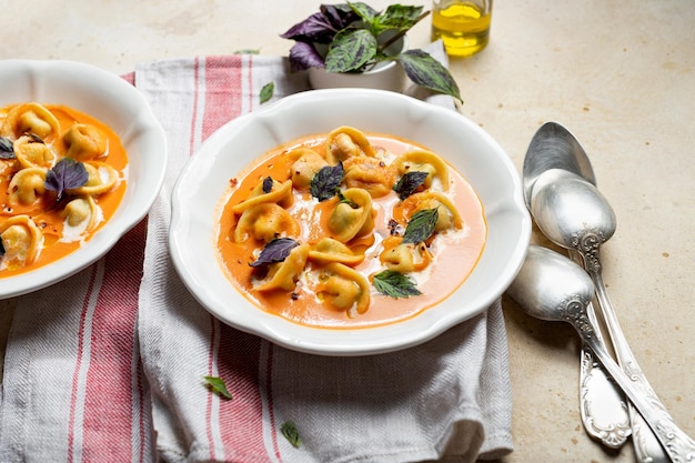 Tomatensuppe mit Cappelletti-Nudelcreme und Basilikum