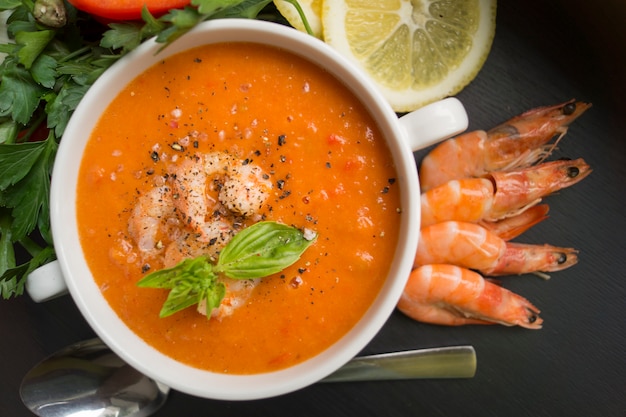 Tomatensuppe mit Garnelen