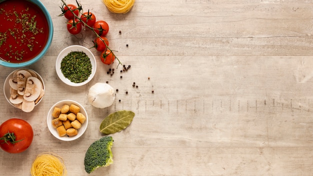 Foto tomatensuppe mit gemüse und kopierraum