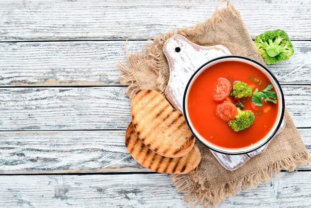 Tomatensuppe mit Gemüse und Petersilie Mexikanische Suppe in einer Schüssel Draufsicht