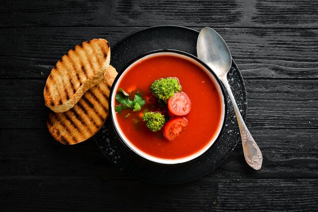 Tomatensuppe mit Gemüse und Petersilie Mexikanische Suppe in einer Schüssel Draufsicht