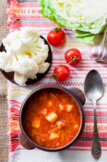 Tomatensuppe mit Kohl und Blumenkohl