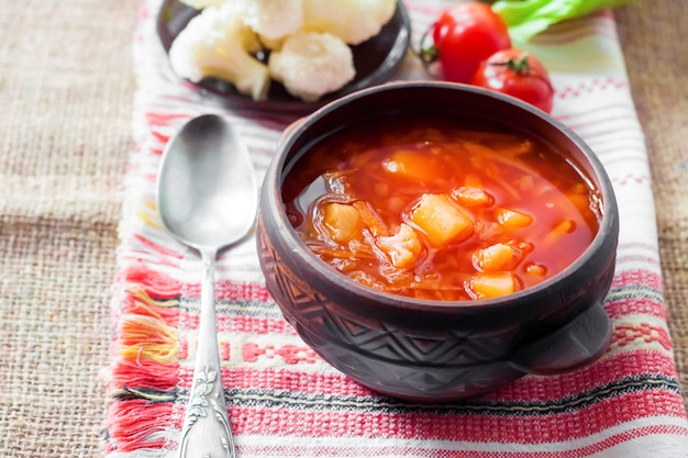 Tomatensuppe mit Kohl und Blumenkohl