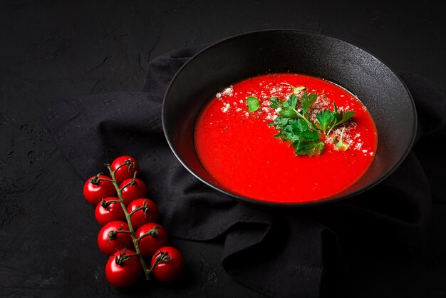 Tomatensuppe mit Kräutern und Gewürzen, selbstgemacht, keine Leute