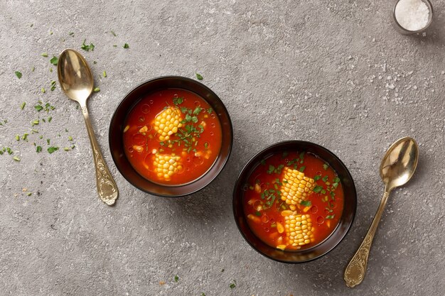 Tomatensuppe mit Mais und Kräutern Diät Mittagessen