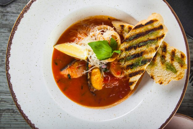 Tomatensuppe mit Meeresfrüchten auf dem Tisch