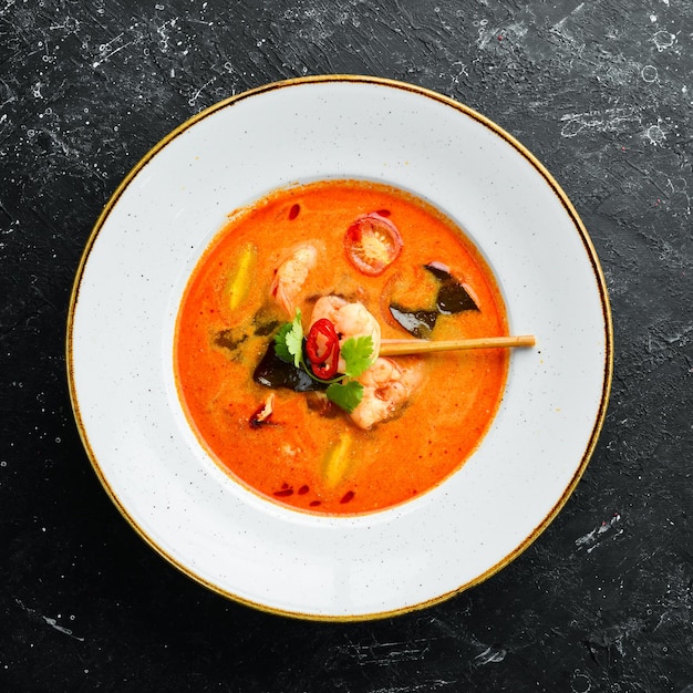 Tomatensuppe mit Meeresfrüchten: Garnelen und Muscheln. Ansicht von oben. Freier Platz für Text.