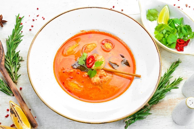 Tomatensuppe mit Meeresfrüchten, Garnelen und Muscheln Draufsicht Freier Platz für Text