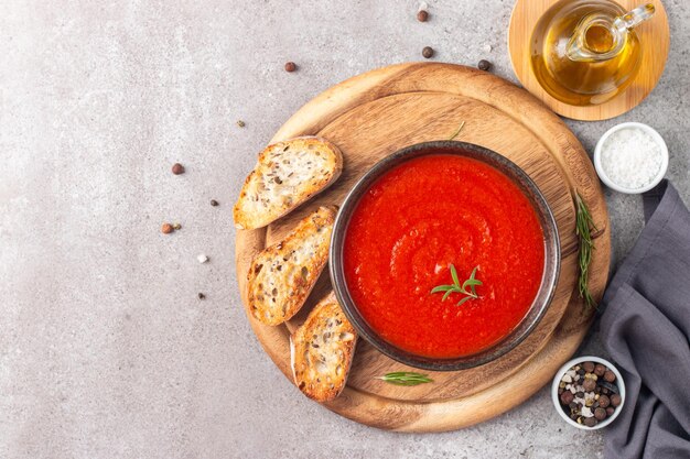 Tomatensuppe oder -sauce mit Rosmarin Gesunde vegane und diätetische Mittags- und Abendessenkonzept Gazpacho