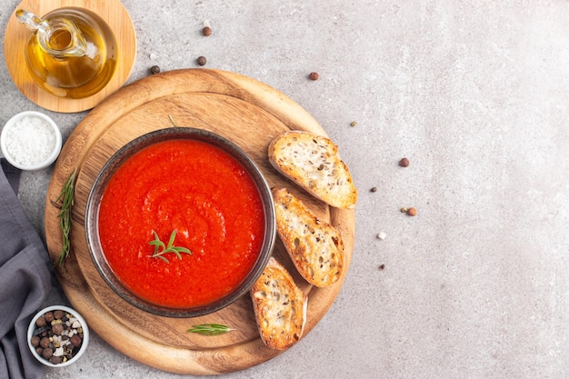 Foto tomatensuppe oder sauce mit rosmarin gesundes veganes und diätetisches mittag- und abendessen-konzept gazpacho