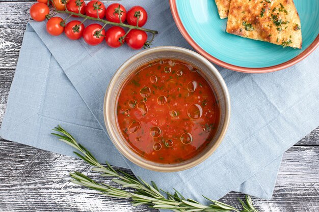 Tomatensuppe Tomatensuppe auf einer Draufsicht des weißen hölzernen Hintergrundes