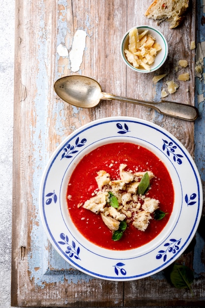 Tomatensuppe und frische Tomaten Kirsche Gazpacho