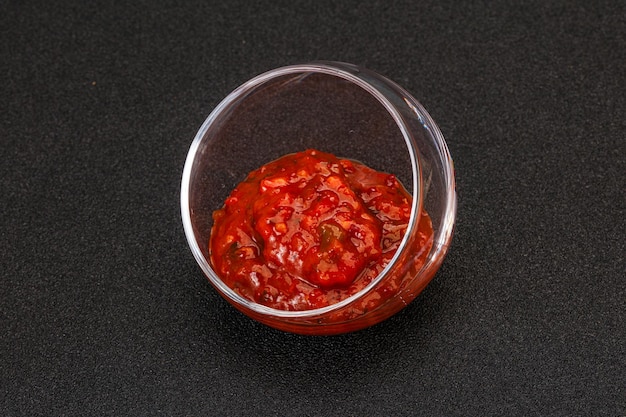 Foto tomatenwürzige sauce in der schüssel