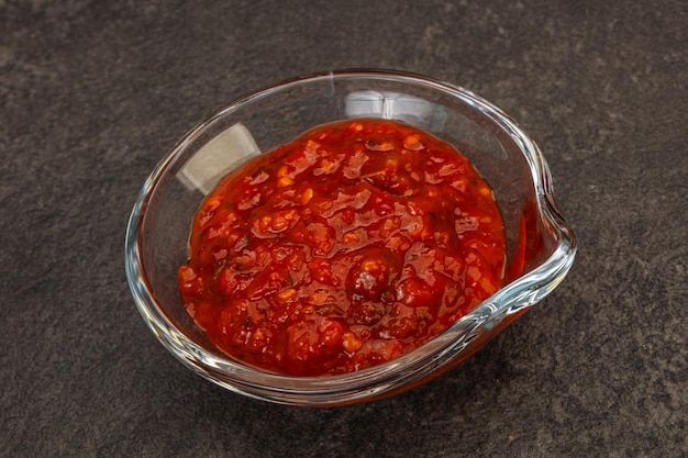 Foto tomatenwürzige sauce in der schüssel