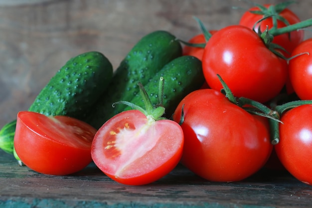 Tomatenzweig auf Holzuntergrund