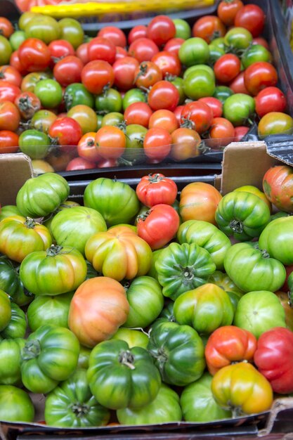 Tomates à venda na banca do mercado