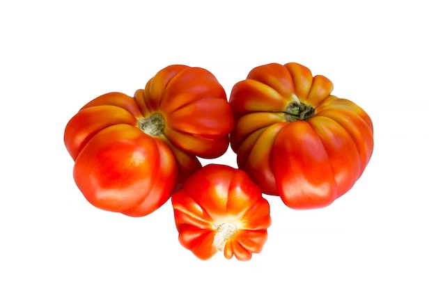 Tomates acanalados rojos jugosos maduros de la variedad Minusinsky sharpei Productos naturales y vitaminas Aislado sobre fondo blanco Primer plano