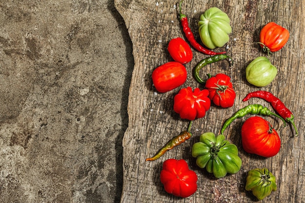 Tomates acanalados verdes y rojos en un soporte de madera vintage Variedad americana o florentina