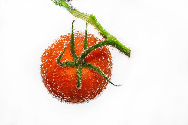 Tomates en agua con burbujas