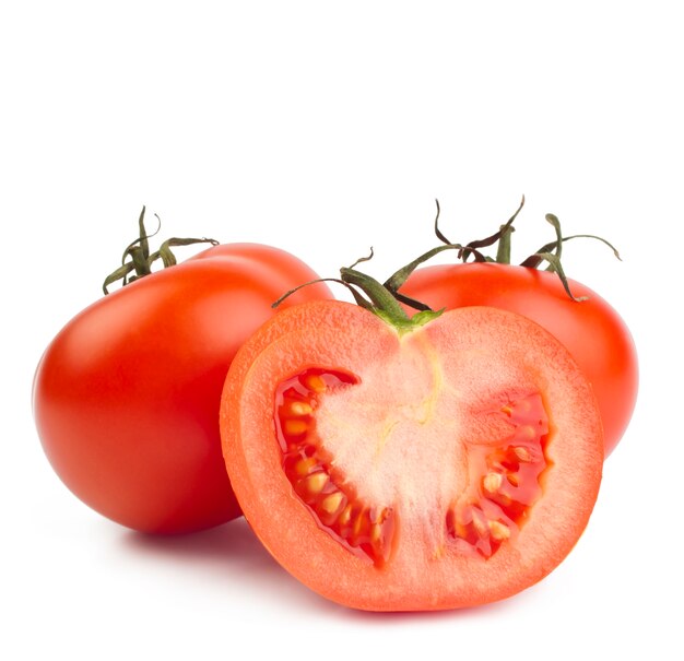 tomates aislados en blanco