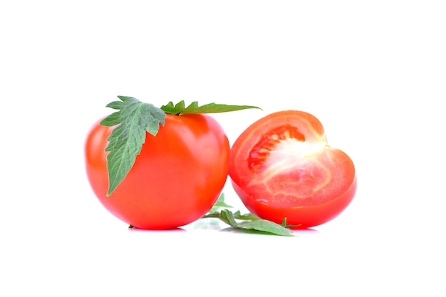 Tomates aislados en blanco