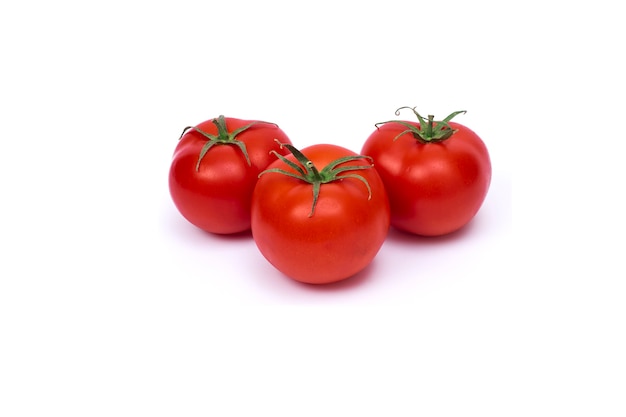 Tomates aislados sobre fondo blanco