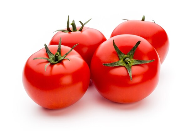 Tomates aislados en superficie blanca.