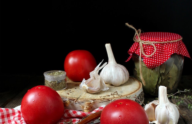 Tomates de ajo en casa de madera