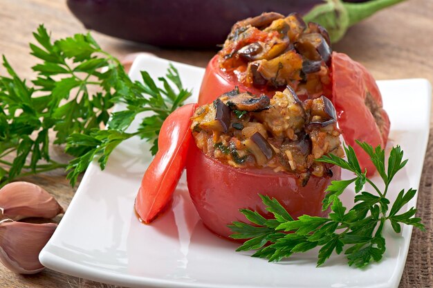 Tomates al horno rellenados con berenjena y setas