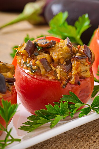 Tomates al horno rellenos de berenjenas y champiñones