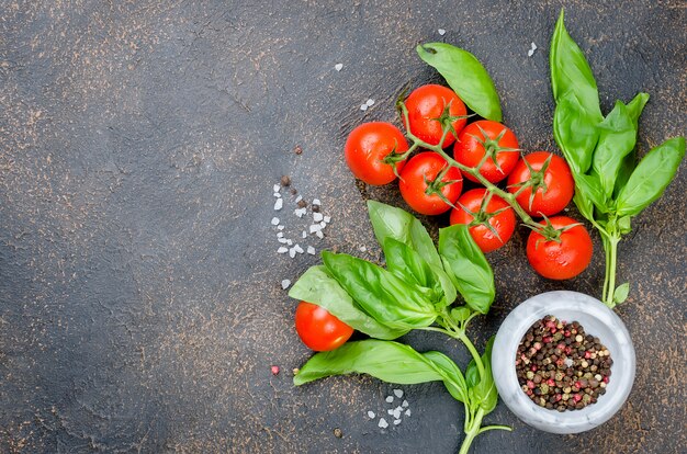 Tomates, albahaca y especias peper