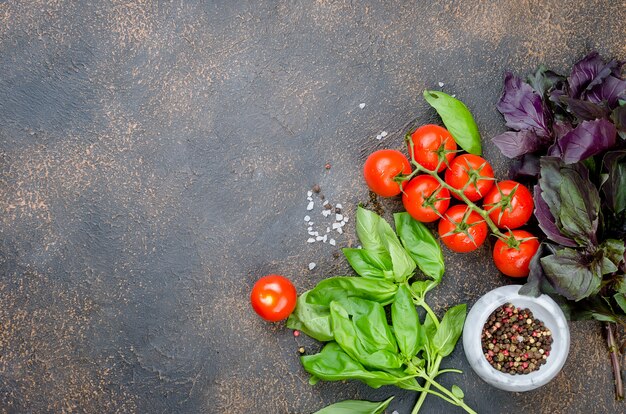 Tomates, albahaca y especias peper