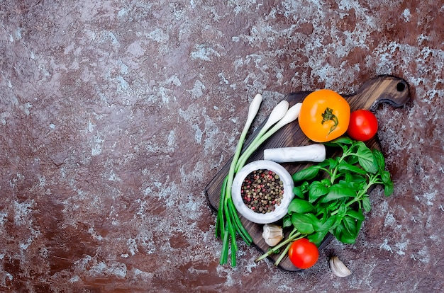 Foto tomates, albahaca y especias de pimienta