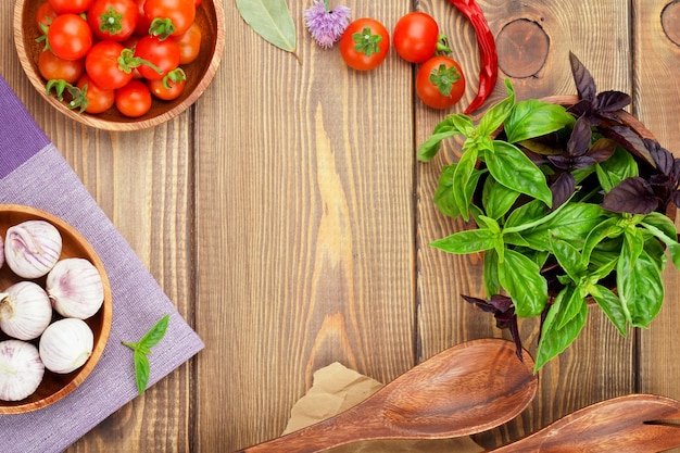 Tomates y albahaca frescos de los granjeros